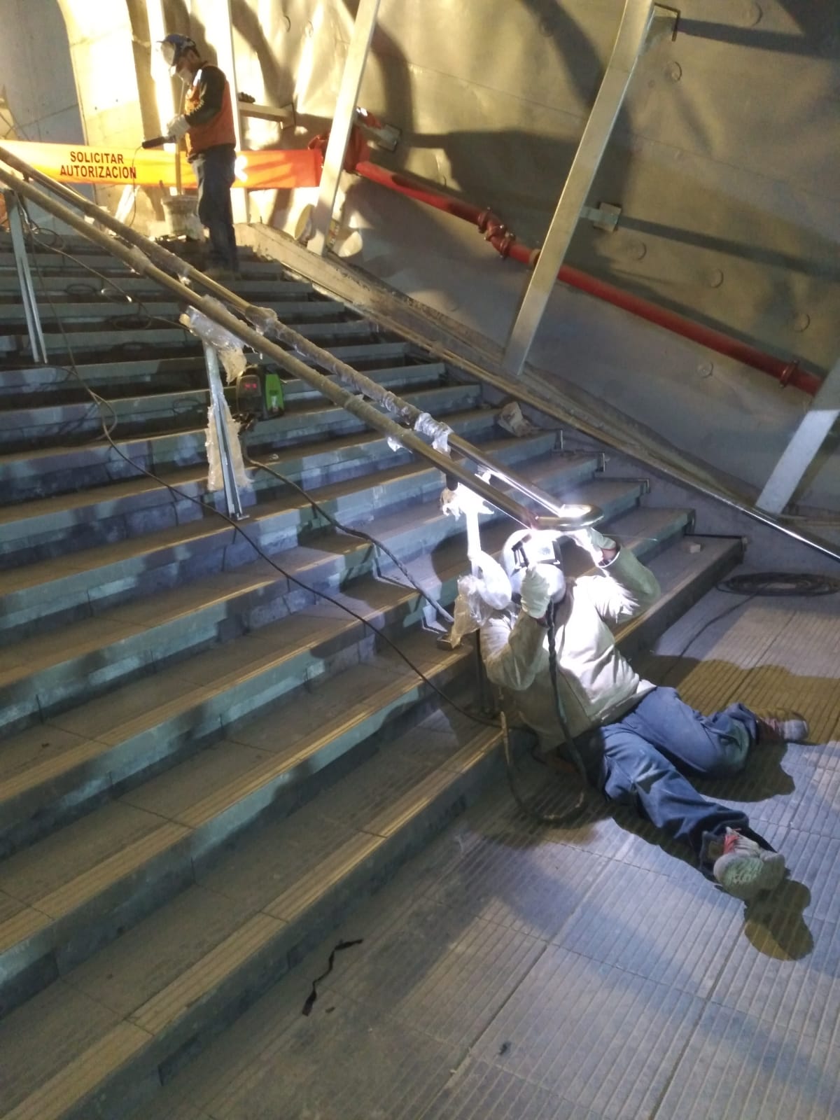 Fabricación de estructura metálica para escalera de estación del metro en Santiago por Master-Metal